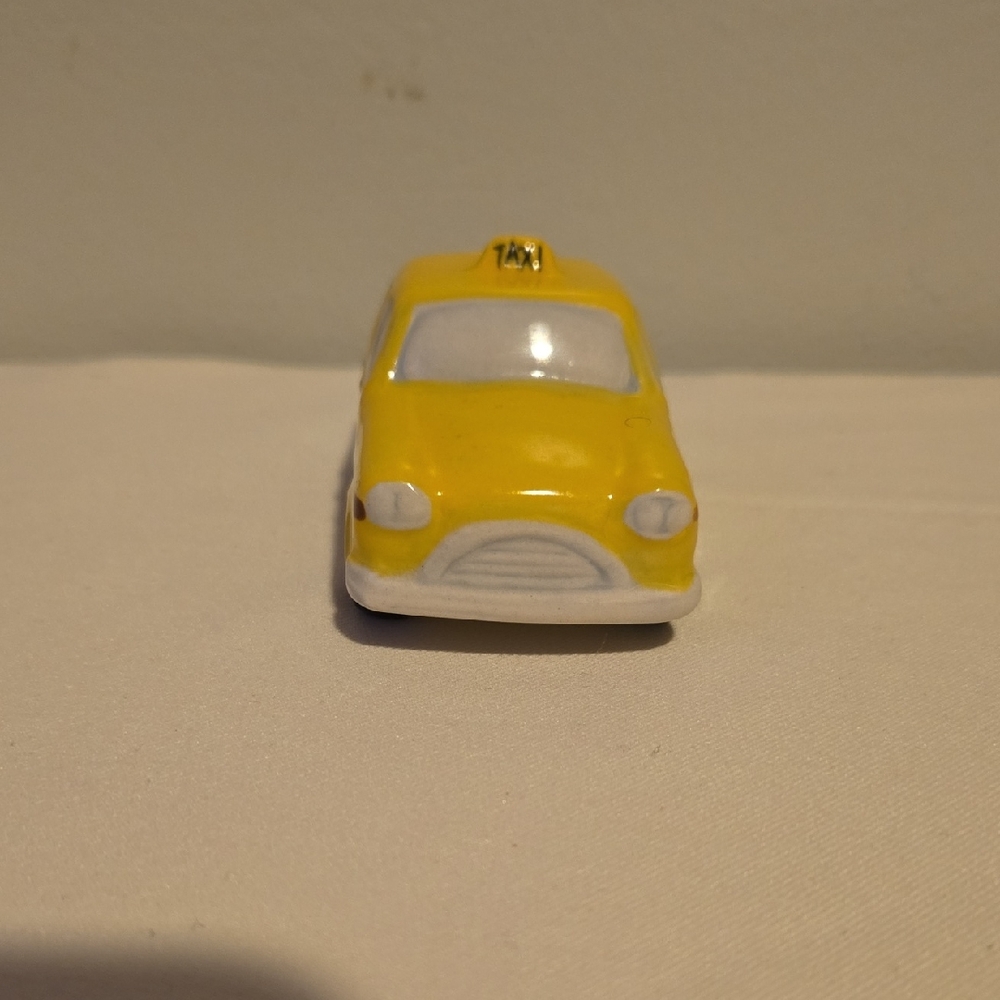 Salt Shaker Yellow and White Cooking Utensils Set for Kitchen